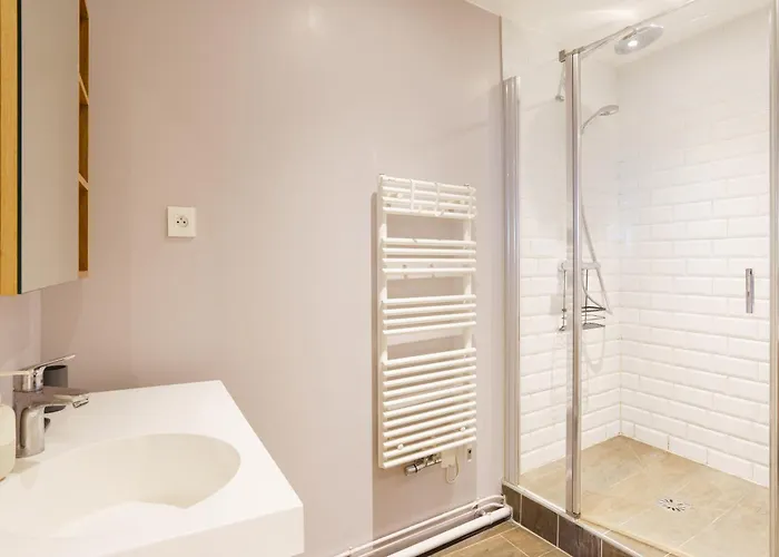 Lägenhet Bright And Airy 1bd Quartier De La Gare *